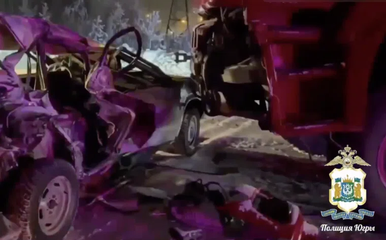 Кузов легковушки сильно пострадал от удара 