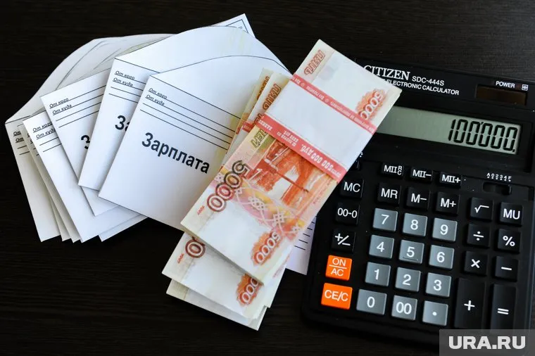 Зарплату рабочим обещают выплачивать дважды в месяц