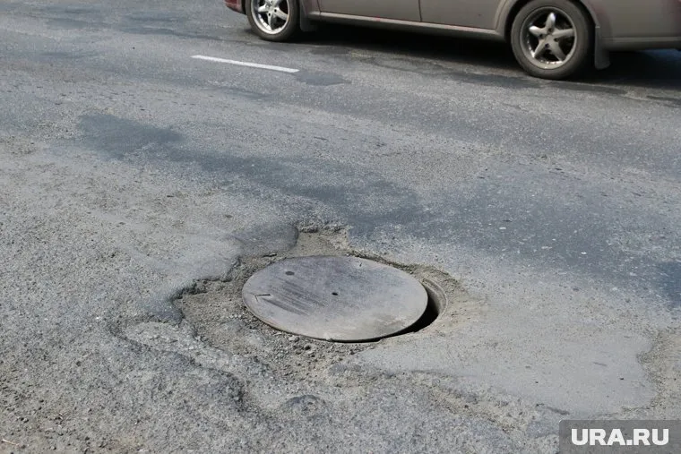 Жители Приморского края пожаловались на открытые люки на дорогах