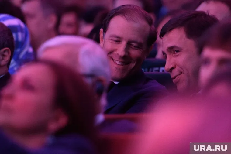 С Денисом Мантуровым (слева) глава Свердловской области (справа) встретился в Ташкенте