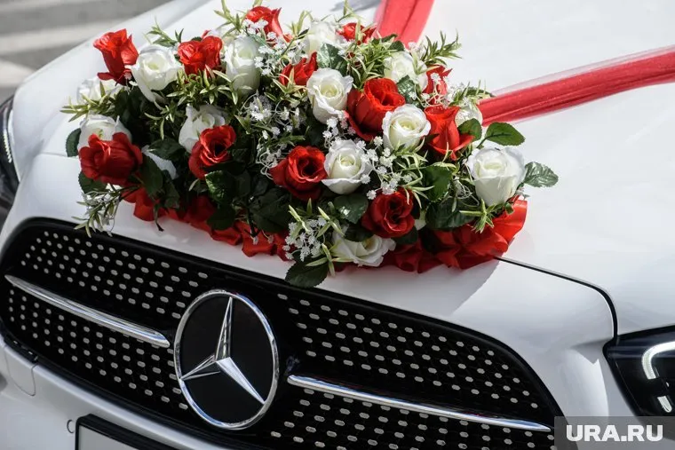 Вооруженные мужчины разбили стекла свадебного автобуса и расстреляли его из травматического оружия