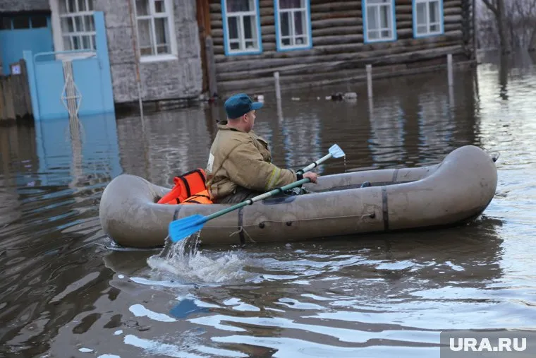 Резиновая лодка стала средством передвижения в Ишиме