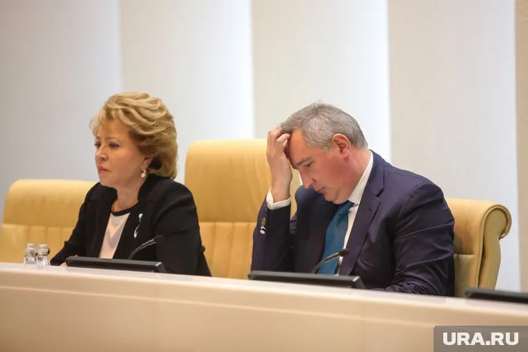 Примеру Дмитрия Рогозина, ограничившему доступ в соцсети, могут последовать многие чиновники