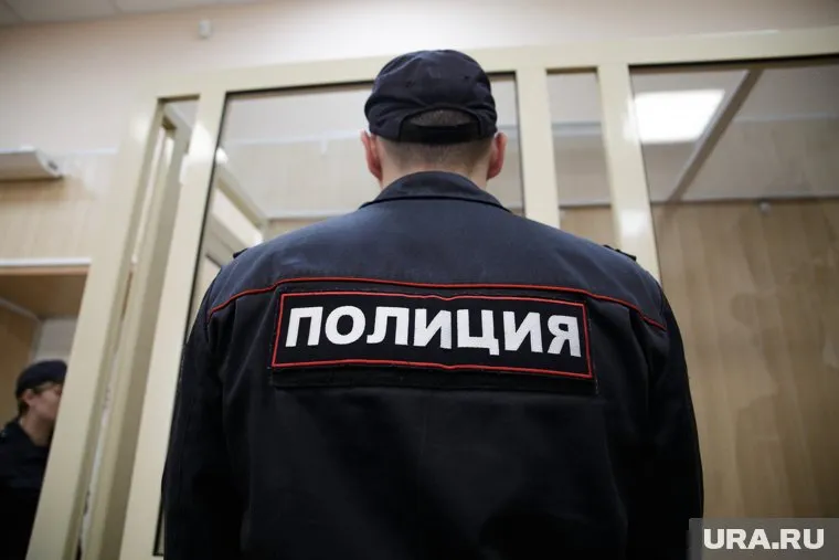 Полицейский несколько раз выстрелил в воздух