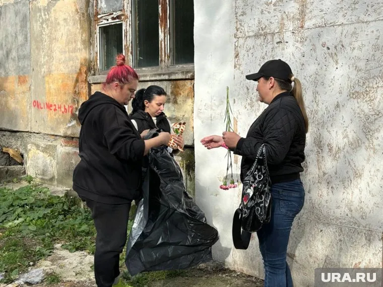На месте убийства ребенка Александра (на фото в центре) организовала мемориал