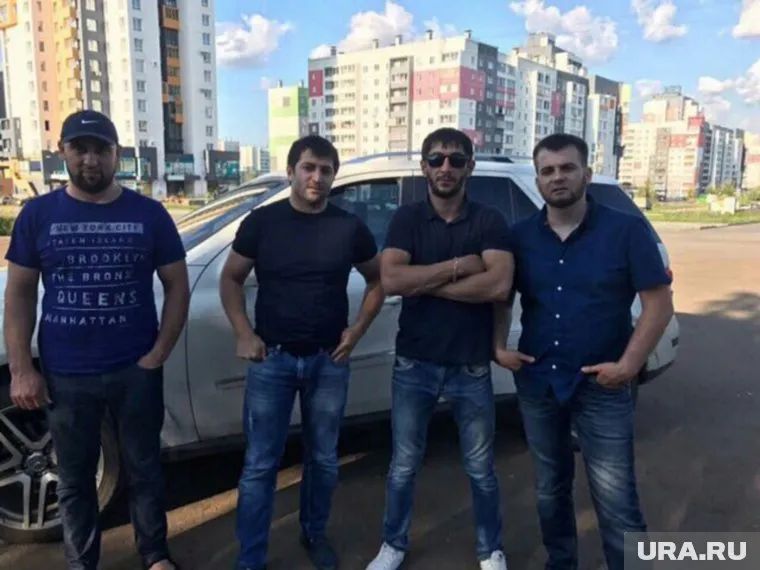 Один из представителей челябинского криминалитета возрос на том, что прогнал из города авторитета Зелимхана Полонкаева (на фото в центре)