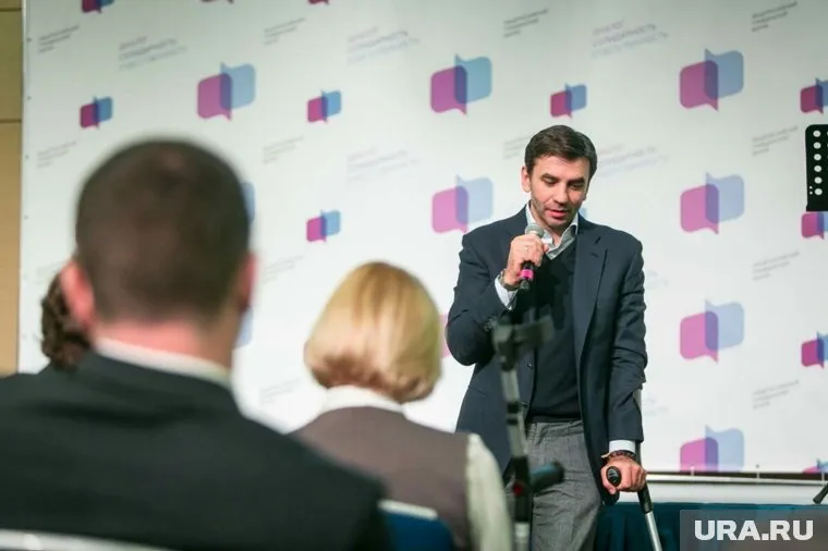 "Вот так выглядят министры с ограниченными возможностями", — пошутил он про себя