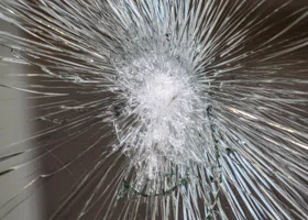 Хулиган обстрелял окна квартир на Уралмаше