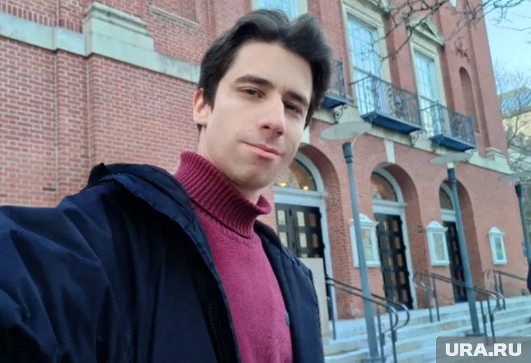 Стариков родился в семье музыкантов