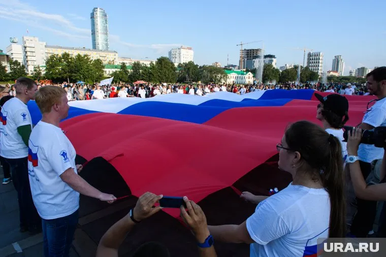 Киев стремится сорвать празднование Дня флага РФ, заявил член Запорожской ВГА Владимир Рогов