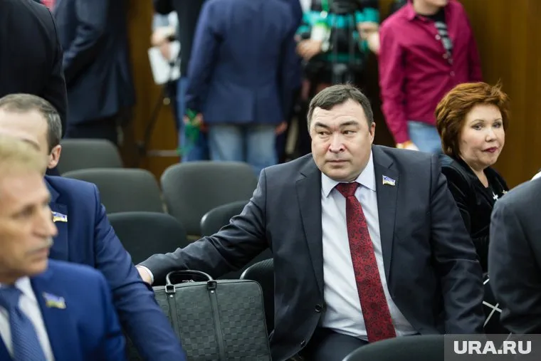 Александр Новьюхов (в центре) стал новым сенатором от ХМАО
