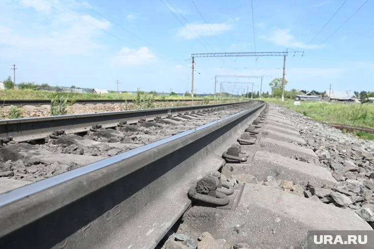 В Чусовом обрушилась балка, повредив контактную сеть и товарный состав 