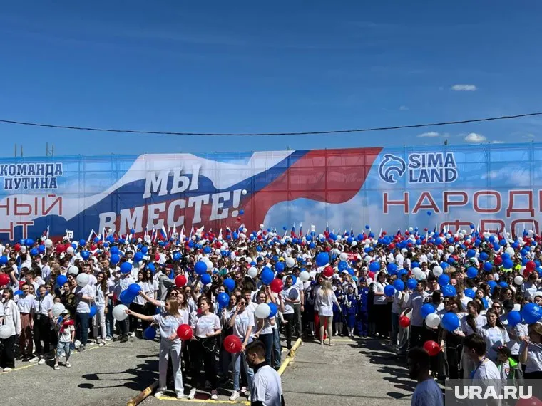 5000 сотрудников «Сима-ленда» выстроились в фигуру солнца в честь Дня защиты детей