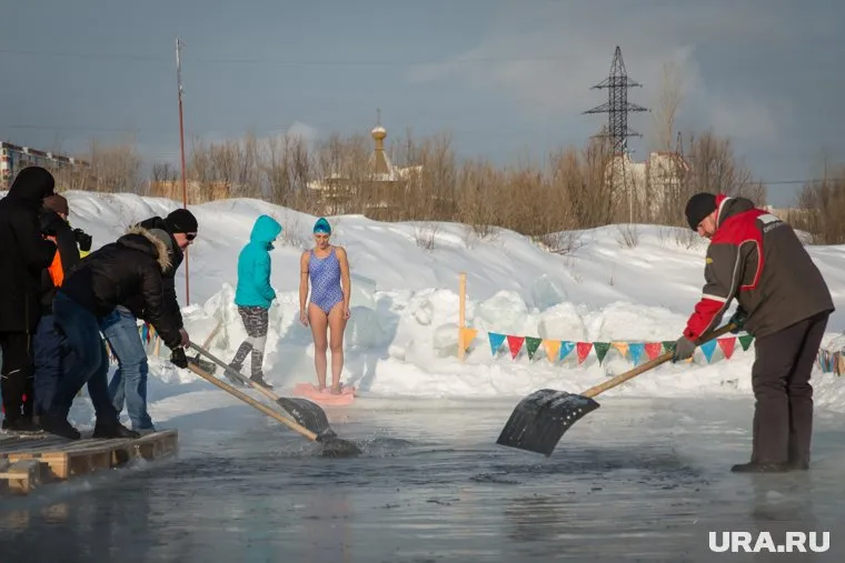 Окунание в ледяную воду может нанести вред организму