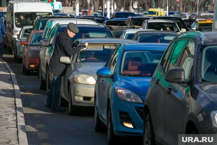 В городе Шадринске автомобилисты стоят в пробках из-за замены светофоров