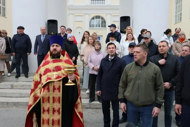 Перед началом дороги священнослужитель совершил молебен