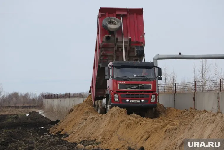 Во всех местах возможного затопления сооружают и укрепляют дамбы