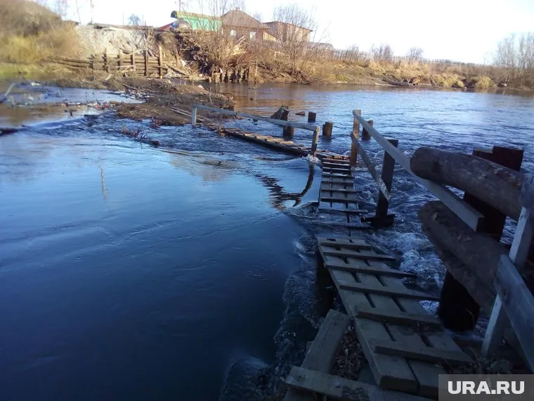 Жители села сами сделали переход на другой берег