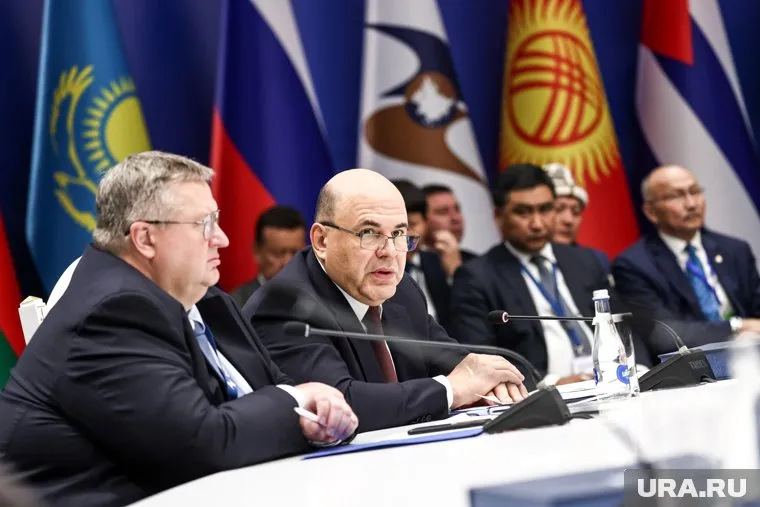 Михаил Мишустин (в центре) в Чолпон-Ате объявил о создании Евразийской перестраховочной компании