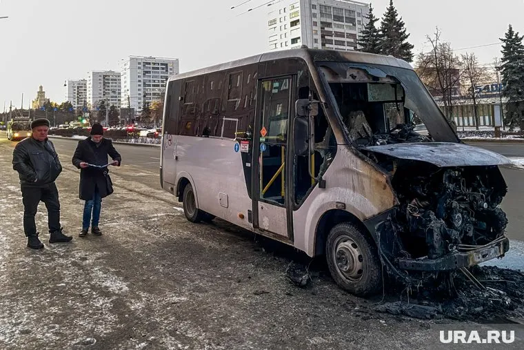 В центре Челябинска сгорело маршрутное такси