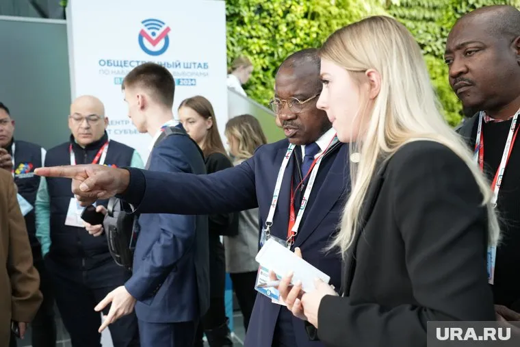 Мануэль Камати (Ангола) с удивлением осматривает комплексы электронного голосования в Москве