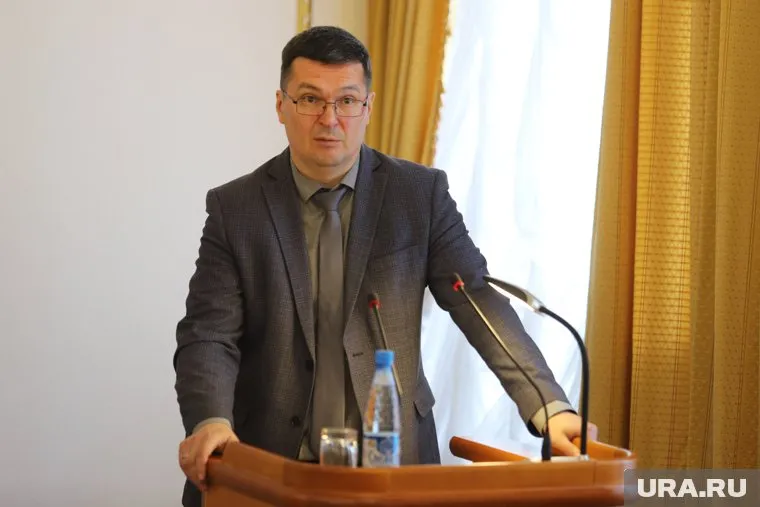 Глава депобра Андрей Кочеров предложил помочь отремонтировать школу в Петухове