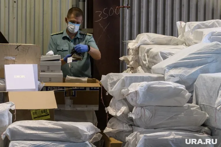 Жительница Челябинска пыталась провезти из Турции незадекларированные брендовые вещи
