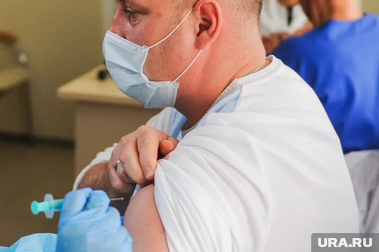 Прививки будут ставить медикам из «красных зон»