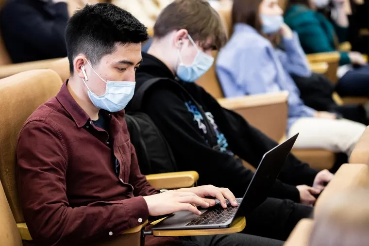 Первый учебный день в Уральском федеральном университете (УрФУ) после карантинных мер. Екатеринбург