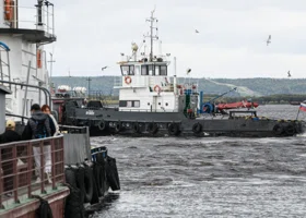 На паромной переправе Лабытнанги — Салехардом стоят пробки из-за непогоды