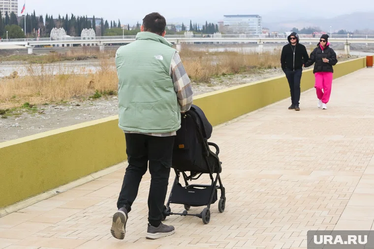 Папы получают все пособия по уходу за ребенком (архивное фото)