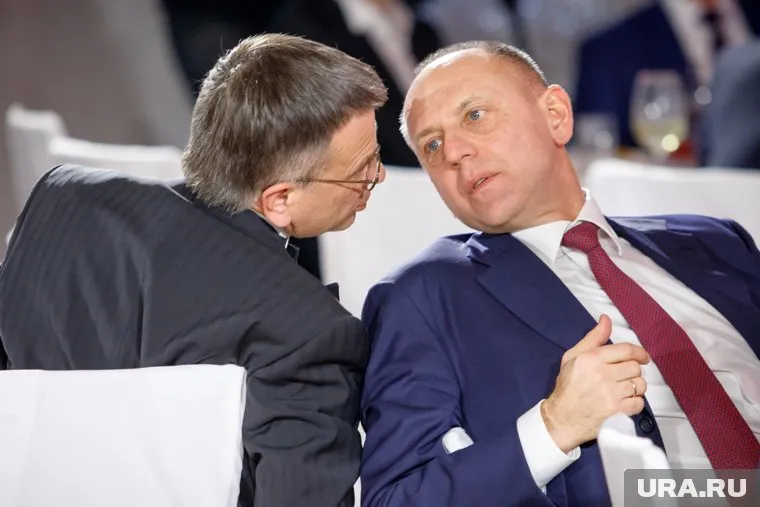 Екатеринбуржец Дмитрий Пумпянский (справа) обсуждает создание совместного предприятия с челябинцем Юрием Антиповым