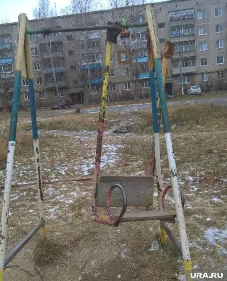 Качели выглядят неухоженными