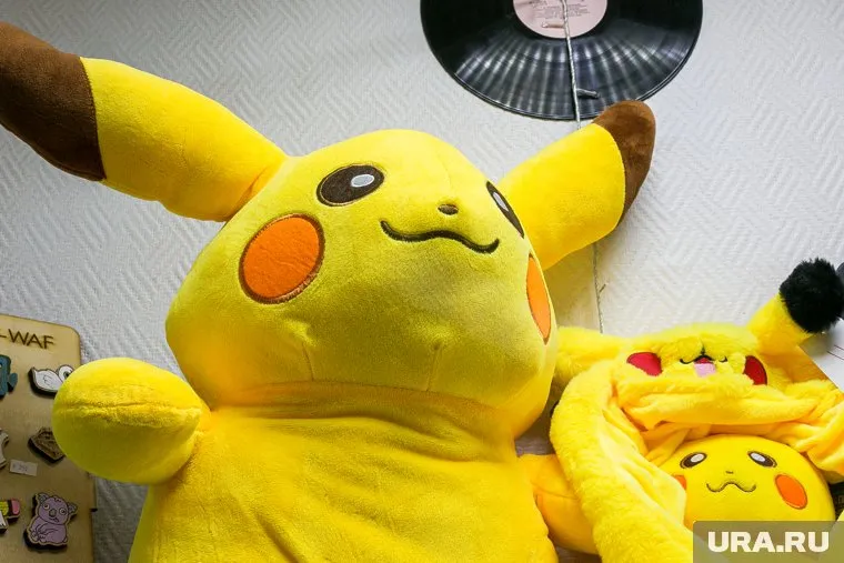 Пермяк устроил праздник детям Мариуполя, переодевшись в костюм покемона