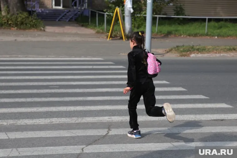 Девочка перебегала дорогу по нерегулируемому пешеходному переходу, архивное фото