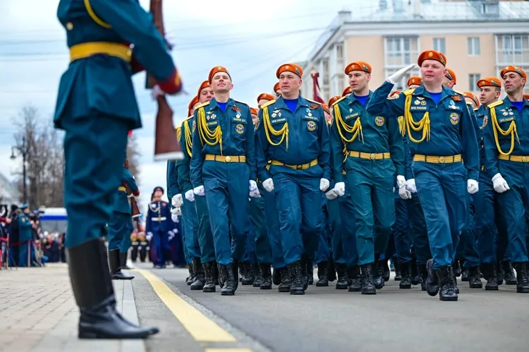 Торжественное прохождение войск Пермского гарнизона и военной техники на Октябрьской площади. Пермь