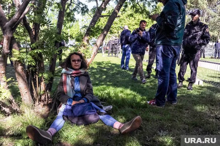 Активистка с помощью стяжки приковала руку к стволу дерева