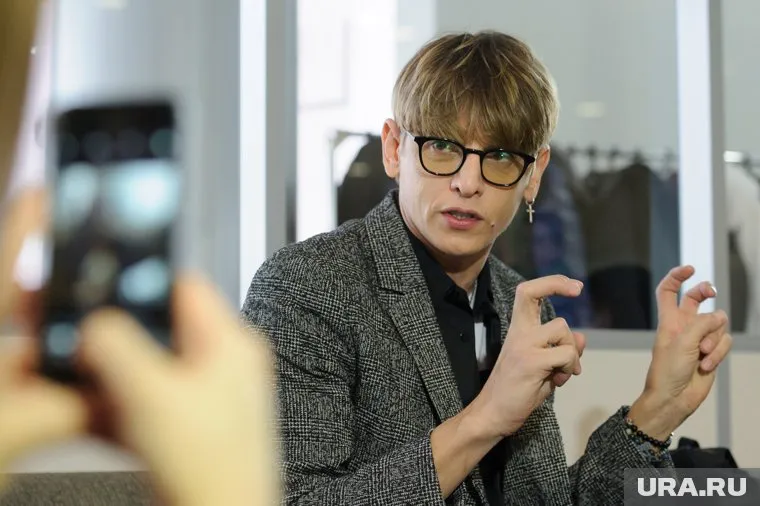 Этой осенью мужчинам надо выбирать более элегантную одежду, считает эксперт моды и стилист Влад Лисовец