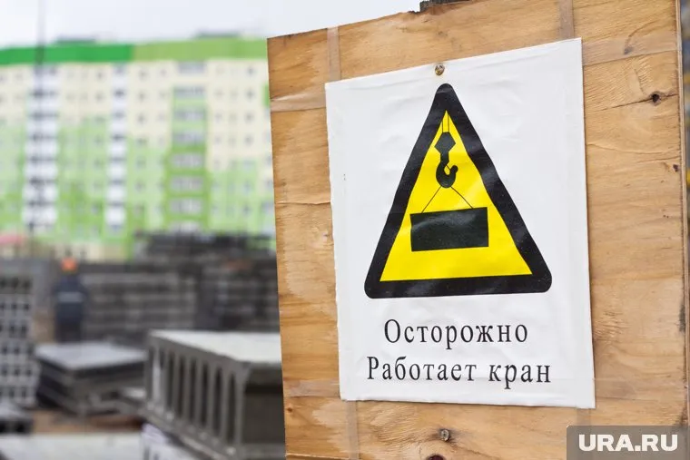 Упавший кран придавил человека