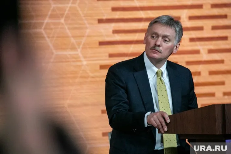 Дмитрий Песков отметил, что рядом с Путиным постоянно находится врач