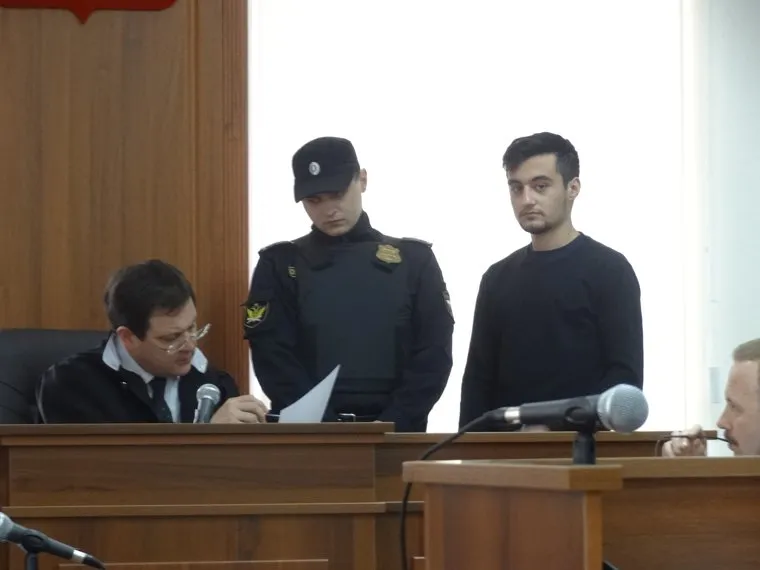 Судебный процесс "очкарик против южан" фотки Гусельникова ДОБАВКА, савинов сергей, фараджов салам