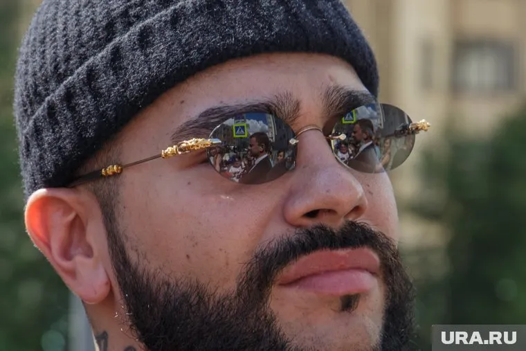 К машине Тимати и Крида стянулись сотни человек