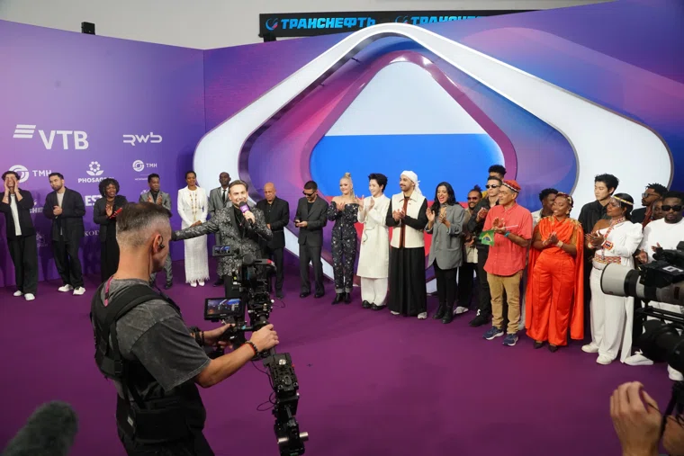 Шоу начнется в 20:30 по мск, оно будет идти более трех часов