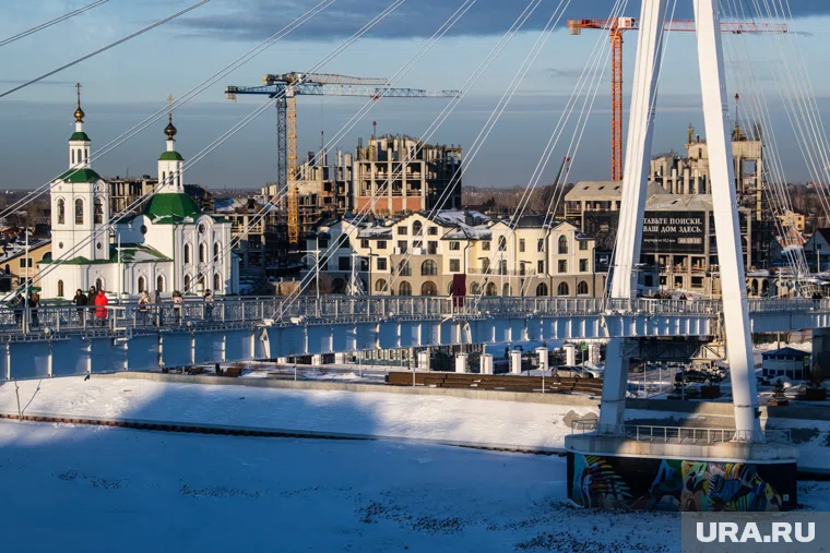 Девушка спрыгнула с моста в реку