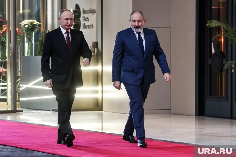 Никол Пашинян и Владимир Путин провели телефонный разговор, где обсудили ряд вопросов