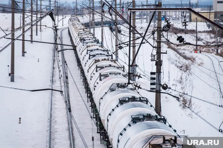 Работники АО «ЯЖДК» уронили железнодорожную цистерну с нефтью