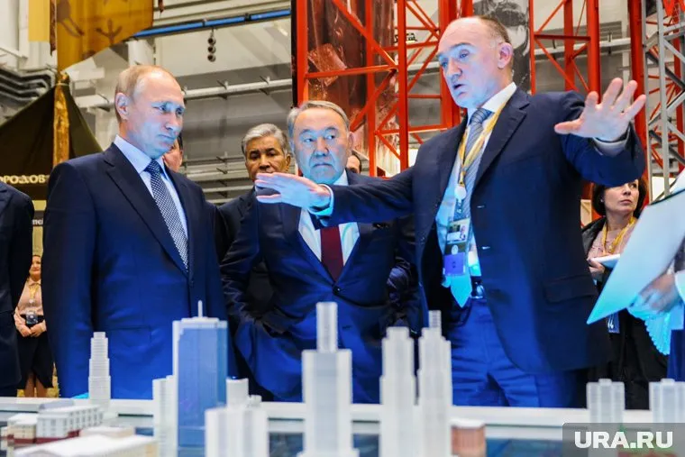 В 2018 году Борис Дубровский (справа) пообещал Владимиру Путину, что Челябинск через два года преобразится