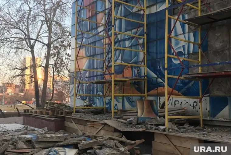 Уникальное панно снесли из-за аварийного состояния