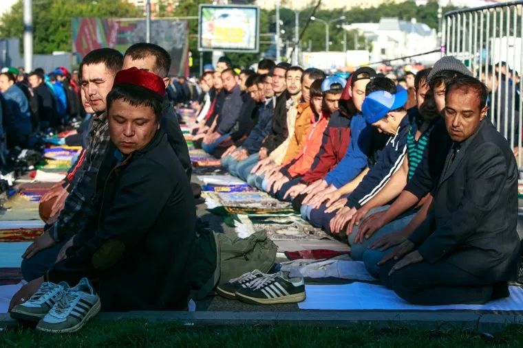 Праздничный намаз в Курбан Байрам у Соборной мечети. Москва, мусульмане