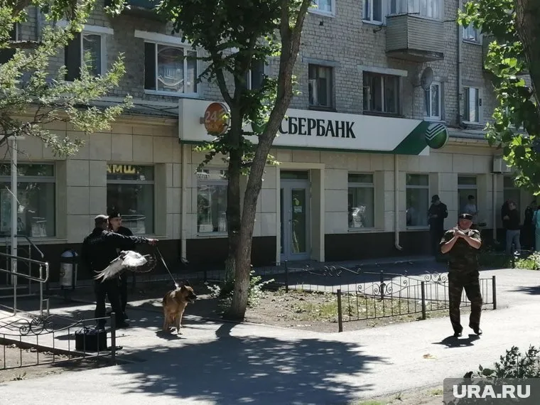 Полиция начала снимать оцепление у офиса Сбербанка